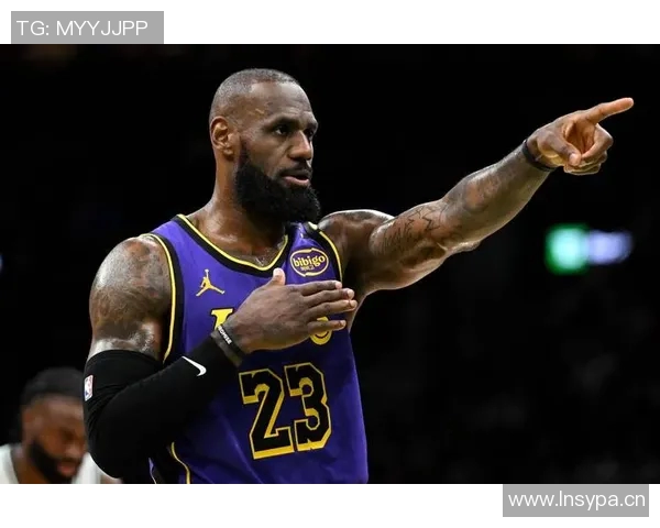 勒布朗-詹姆斯与队友合影庆祝胜利：篮球场上的荣耀时刻